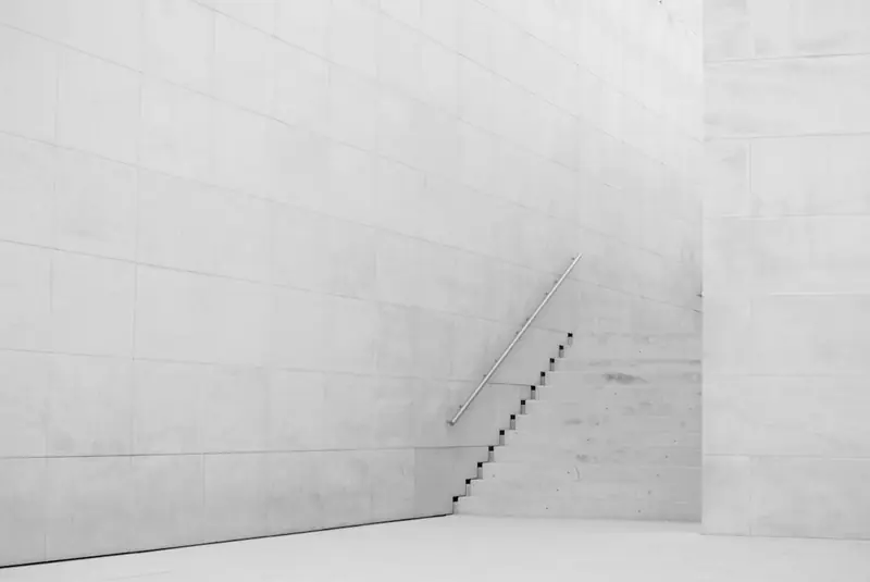Espacio arquitectónico blanco y minimalista