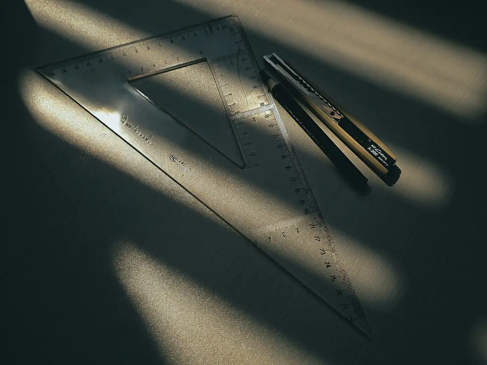 Escuadra de dibujo técnico sobre una mesa con luz natural